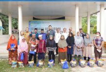 read news – Warga Batuampar dapat Bantuan Sembako Subsidi Setdako Batam Jefridin membagikan Sembako Bersubsidi Tahap II Pemerintah Kota Batam sebanyak 2.900 paket sembako kepada masyarakat Kelurahan Tanjungsengkuang dan Kelurahan Batumerah, di Fasum RW.06 Melchem, Selasa (7/11/2023). (Foto : abyaqsa ramadan - batamtv.com )