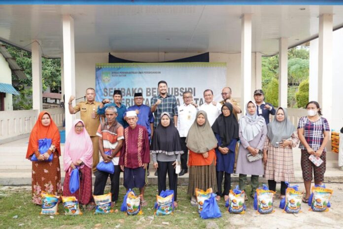 (Foto : abyaqsa ramadan - batamtv.com ) Setdako Batam Jefridin membagikan Sembako Bersubsidi Tahap II Pemerintah Kota Batam sebanyak 2.900 paket sembako kepada masyarakat Kelurahan Tanjungsengkuang dan Kelurahan Batumerah, di Fasum RW.06 Melchem, Selasa (7/11/2023). (Foto : abyaqsa ramadan - batamtv.com )