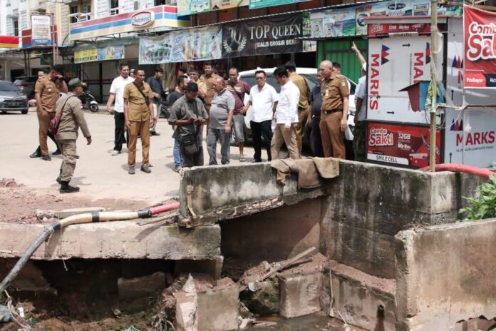 Wali Kota Batam, Muhammad Rudi turun langsung meninjau pemasangan boxculvert di samping Komplek Sekolah Hidayatullah, Batuaji Selasa (7/11/2023). (foto : abyaqsa ramadan - batamtv.com)