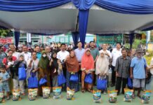 read news -Warga Apresiasi Penyaluran Sembako oleh Pemko Batam Wali Kota Batam Muhammad Rudi (kelima dari kanan, baris kededua) mengatakan program sembako subsidi merupakan salah satu upaya Pemko Batam untuk membantu meringankan beban masyarakat. Selain itu tentunya juga menjaga daya beli masyarakat agar tetap terjaga. (Foto : abyaqsa ramadan - batamtv.com)