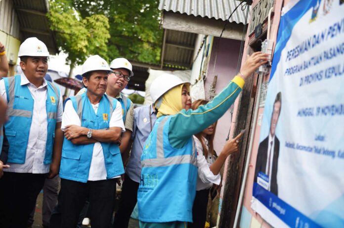 Bupati  Bintan Roby Kurniawan (kiri) mengucapkan terimakasih atas program bantuan listrik masuk desa di Bintan , ini sehingga masyarakat tidak mampu di Kabupaten Bintan bisa menikmati layanan pemasangan listrik secara gratis. (Foto : abdi perdana - abatamtv.com)