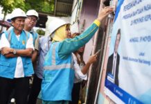 read news – Sebanyak 22 Kepala Keluarga Desa Panglong Nikmati Listrik 24 Jam Ketua TP-PKK Provinsi Kepulauan Riau Hj. Dewi Kumalasari Ansar membubuhkan tandatangan saat secara langsung meresmikan serta penyalaan pertama terhadap masyarakat penerima manfaat BPBL tersebut. (Foto : abdi perdana - batamtv.com)