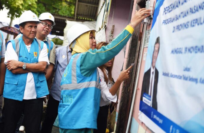 Ketua TP-PKK Provinsi Kepulauan Riau Hj. Dewi Kumalasari Ansar membubuhkan tandatangan saat  secara langsung meresmikan serta penyalaan pertama terhadap masyarakat penerima manfaat BPBL tersebut. (Foto : abdi perdana - batamtv.com)