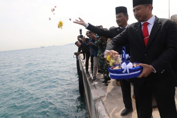 Walikota Batam HM Rudi (kedua dari depan) mengikuti Upacara Bendera dan Tabur Bunga Peringatan Hari Pahlawan Tingkat Kota Batam Tahun 2023 di Lapangan Upacara Mako Lantamal IV Batam, Batu Ampar, Jumat (10/11/2023). Bersamanya, hadir juga Ketua DPRD Kota Batam Nuryanto . (Foto : muhammad amin - batamtv.com)