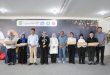 read news – Lomba Hadroh se Kota Batam Digelar di Seipanas Sekretaris Daerah Kota Batam, Jefridin, M.Pd. (keloima dari kanan) dalam kesempatan itu mengapresiasi dan berterimakasih kepada GOW Kota Batam yang sudah menyelenggarakan lomba ini. Suami Hariyanti ini mengajak agar peserta dapat mengikuti lomba ini dengan sebaik-baiknya. (Foto : abyaqsa ramadan - batamtv.com)