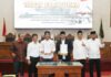 read news – Akhirnya Batam Bakal Punya Badan Penanggulangan Bencana Daerah Ketua DPRD Kota Batam Nuryanto (ketiga dari kanan) saat pengesahan dibentuknya OPD Baru di Jajaran Pemko Batan . (Foto : muhammad amin - batamtv,.com)