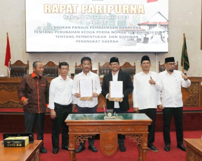 Ketua DPRD Kota Batam Nuryanto (ketiga dari kanan) saat pengesahan dibentuknya OPD Baru di Jajaran Pemko Batan . (Foto : muhammad amin - batamtv,.com)