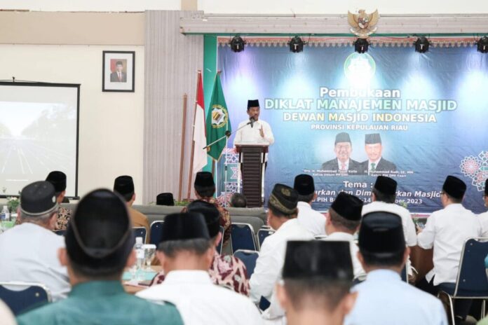 Ketua Dewan Masjid Indonesia Propinsi Kepri , HM Rudi  membuka Diklat Manajemen Masjid Provinsi Kepri di Aula PIH Batam Center, Senin (13/11/2023). (Foto : abyaqsa ramadan - batamtv.com)