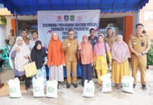 read news – Sebanyak 845 KPM di Tiban Baru dan Tiban Lama Terima Bantuan Beras Setdako Batam Jefridin saat menyalurkan Cadangan Beras Pemerintah (CBP) tahap II dari Kantor Pos Cabang Utama Batam mulai disalurkan untuk total 845 Keluarga Penerima Manfaat (KPM). Mereka terdiri dari 271 KPM Kelurahan Tiban Baru dan 574 KPM untuk Kelurahan Tiban Lama, di KCP Sutami Kecamatan Sekupang. (Foto : muhammad amin - batamtv.com)