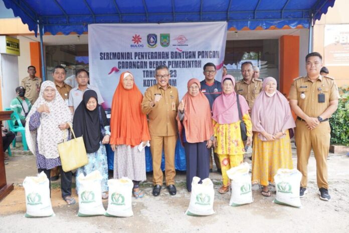 Setdako Batam Jefrdin (tengah) menyebut harga beras di daerah penghasil di Jawa harga beras dapat mencapai hingga Rp 16 ribu perkilogramnya, sedangkan di Batam tidak menyentuh di harga tersebut Senin (13/11/2023). (Foto: muhammad amin, batamtv.com)