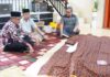 read news – Orangtua Sekcam Bengkong Tutup Usia Setdako Batam Jefridin (kiri) saaat bertakziah di rumah Sekretaris Camat Bengkong, Firdaus yang berduka atas wafatnya orang tuanya Abdullah Bin M. Sadik pada Rabu (22/11/2023). (Foto : muhammad amin - batamtv.com)