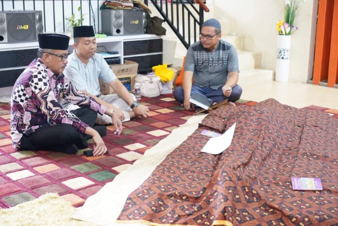 (Foto : muhammad amin - batamtv.com) Setdako Batam Jefridin (kiri) saaat bertakziah di rumah Sekretaris Camat Bengkong, Firdaus yang berduka atas wafatnya orang tuanya Abdullah Bin M. Sadik pada Rabu (22/11/2023). (Foto : muhammad amin - batamtv.com)