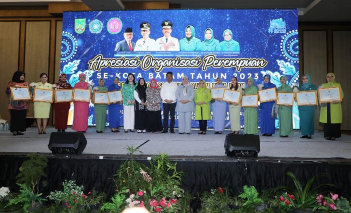 Walikota Batam HM Rudi  saat menghadiri acara Apresiasi Organisasi Perempuan se-Kota Batam Tahun 2023 di Swiss-Belhotel Harbour Bay, Rabu (22/11/2023). (Foto : muhammad amin - batamtv.com)