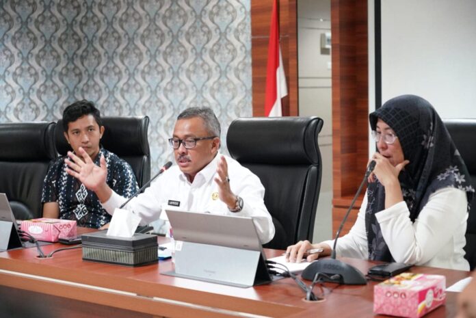 Setdako Batam Jefridin saat  memimpin jalannya Focus Group Discussion (FGD) menyepakati Rancangan Awal (Ranwal) Rencana Pembangunan Jangka Panjang Daerah (RPJPD) Kota Batam tahun 2025-2045. (Foto : muhammad amin - batamtv.com)