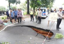 read news – Digrogoti Usia, Jalan Raya Tiban Amblas Setdako Batam Jefridin (batik cokelat) saat mengecek langsung jalan amblas di Sekupang . (Foto : muhammad amin - batamtv.com)