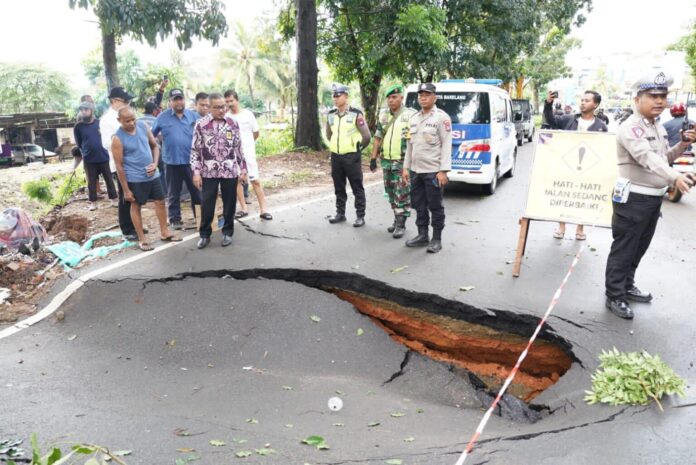 Setdako Batam Jefridin (batik cokelat) saat mengecek langsung jalan amblas di Sekupang . (Foto : muhammad amin - batamtv.com)