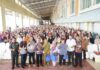 read news – Jefrdin Salurkan Paket ke 1440 KPM PKH di Sagulung setdako Batam Jefridin saat membagikan paket sembako ke warga Sagulung di Top 100 Tembesi . (Foto : muhammad amin - batamtv.com)