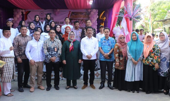 Walikota Batam HM Rudi (tengah kemeja putih) saat mengunjungi SDN 001 Batam Kota . (Foto : abyaqsa ramadan - batamtv.com)