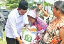 read news – Gubernur Kepri Ansar Ahmad Serahkan Bantuan Sembako ke Warga Kelurahan Tanjung Uma Gubernur Kepri Ansar Ahmad menyerahkan langsung bantuan Pangan Cadangan Beras Pemerintah (CPP) Tahap II Bulan November Tahun 2023 Jum' at (10/11) kepada 1700 Keluarga Penerima Manfaat (KPM) di Kelurahan Tanjung Uma Kecamatan Lubuk Baja Kota Batam, (Foto : abyaqsa ramadan - batamtv.com)