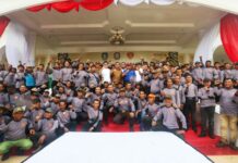 read neww – Apel Siaga Satlinmas: Gubernur Ansar Ahmad Mari Songsong Pemilu 2024 dengan Penuh Gembira Gubernur Kepri Ansar Ahmad (tengah baju cokelat) juga mengajak Satlinmas se-Provinsi Kepri, untuk bersinergi dan berkolaborasi dengan semua pihak, termasuk penyelenggara pemilu, aparat keamanan, pemerintah daerah, partai politik, calon peserta pemilu, media massa, organisasi kemasyarakatan, organisasi pemuda, dan tokoh agama, dalam menciptakan iklim pemilu yang kondusif, demokratis, dan bermartabat. (Foto : dwi susilo - batamtv.com)
