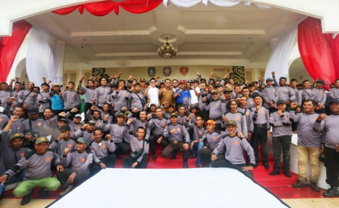 Gubernur Kepri Ansar Ahmad (tengah baju cokelat) juga mengajak Satlinmas se-Provinsi Kepri, untuk bersinergi dan berkolaborasi dengan semua pihak, termasuk penyelenggara pemilu, aparat keamanan, pemerintah daerah, partai politik, calon peserta pemilu, media massa, organisasi kemasyarakatan, organisasi pemuda, dan tokoh agama, dalam menciptakan iklim pemilu yang kondusif, demokratis, dan bermartabat. (Foto : dwi susilo - batamtv.com)