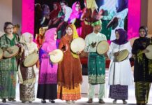 read news – Kemilau Wastra Dekra Fest 2023 Tampilkan Hiburan dan Pameran Bazar Ketua TP PKK Kepri Dewi Ansar (Keempat dari kanan) menyatakan bahwa Kegiatan Dekra Fest ini merupakan kegiatan istimewa Dekranasda Kepri yang bertujuan dalam membangkitkan ekonomi Provinsi Kepri. (Foto : dwi susilo - batamtv.com)