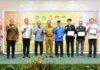 read news – Dialog Forum Kerukunan Umat Beragama Digelar di Batam Sekdaprov Kepri Adi Prihantara (keempat dari kiri) mewakili Gubernur Kepri Ansar Ahmad, membuka kegiatan yang bertempat di Ballroom Hotel Golden View Bengkong Kota Batam, Senin (27/11). (Foto : abdi pedana - batamtv.com)