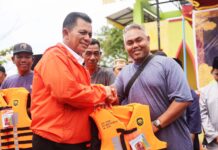 read news – Masyarakat Penyengat Terima Bantuan Life Jacket, Ring Buoy dan Becak Listrik Gubernur Kepri Ansar Ahmad menyerahkan bantuan life jacket untuk meningkatkan keselamatan dan kenyamanan transportasi bagi masyarakat dan wisatawan yang ingin berwisata ke Pulau Penyengat dari Tanjungpinang, Minggu (19/11). (Foto : abdi perdana - batamtv.com)_