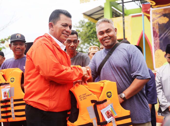 Gubernur Kepri Ansar Ahmad menyerahkan bantuan life jacket untuk meningkatkan keselamatan dan kenyamanan transportasi bagi masyarakat dan wisatawan yang ingin berwisata ke Pulau Penyengat dari Tanjungpinang, Minggu (19/11). (Foto : abdi perdana - batamtv.com)_