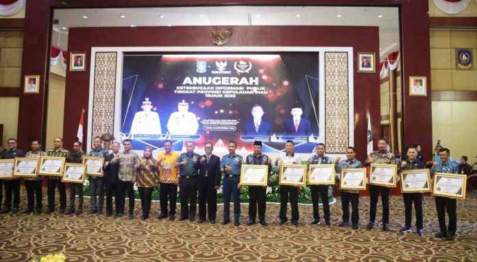 (Foto: abdi perdana = batam tv .com) Gubernur Kepri Ansar Ahmad dalam Anugerah Keterbukaan Informasi Publik Tahun 2023 di Aula Wan Seri Beni, Dompak, Tanjungpinang, Kamis (23/11). Sebanyak 18 badan publik di Provinsi Kepri mendapatkan anugerah tersebut dengan kualifikasi Informatif. (Foto: abdi perdana = batam tv .com)
