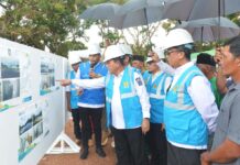 read news – PLTS dan BPBL di Pulau Panjang Diresmikan Gubernur Kepri Ansar Ahmad (tengah) saat meresmikan Pembangkit Listrik Tenaga Surya (PLTS) serta Bantuan Pasang Baru Listrik (BPBL) di Pulau Panjang, Kota Batam, Rabu (01/11).(Foto : dwi susilo - batamtv.com)