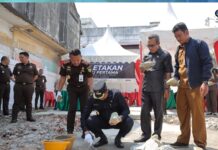 read news – Peletakkan Batu Pertama Pembangunan Mess Kejaksaan Negeri Karimun Dilakukan Wakil Bupati Karimun H. Anwar Hasyim, M.Si melakukan peletakan batu pertama pembangunan mess Kejaksaan Negeri Karimun, di kecamatan Karimun Kabupaten Kota, Selasa (31/10/2023). (Foto : abdi perdana - batamtv.com)