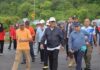 read news – Sembari Ikuti Jalan Santai Gubernur Kepri Ansar Ahmad Ikut Tanam Pohon Gubernur Kepri Ansar Ahmad saat ikuti jalan sehat dan penanaman pohon di Tanjungpinang. (Foto: dwi susilo - batamtv.com)