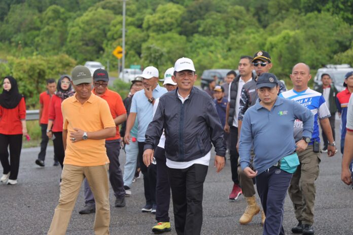 . (Foto: dwi susilo - batamtv.com) Gubernur Kepri Ansar Ahmad saat ikuti jalan sehat dan penanaman pohon di Tanjungpinang. (Foto: dwi susilo - batamtv.com)