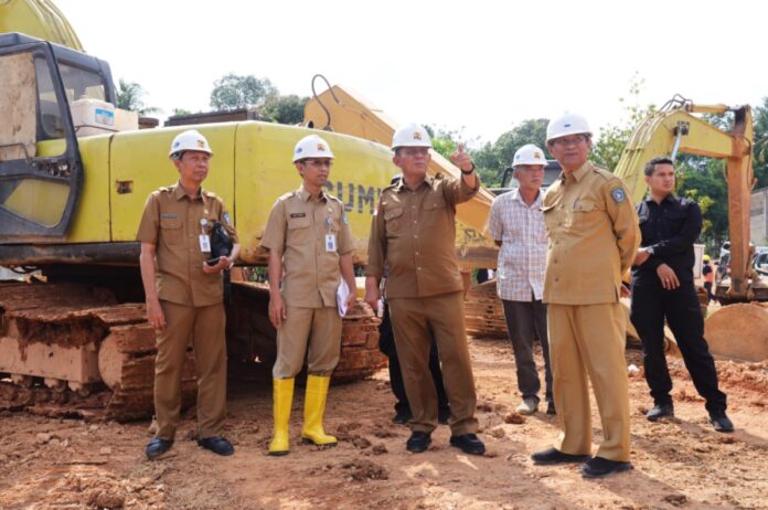 Gubernur Kepri Ansar Ahmad (kedua dari kanan) melakukan peninjauan pekerjaan proyek di Kuala Lumpur Kijang berupa pengerukan kolam yang akan digunakan sebagai tempat pengendalian Banjir di Kijang. (Foto : abdi perdana - batamtv.com)
