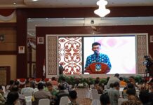 read news – Gubernur Ansar Ahmad Serahkan Penghargaan kepada Kepala Diskominfo Kepri