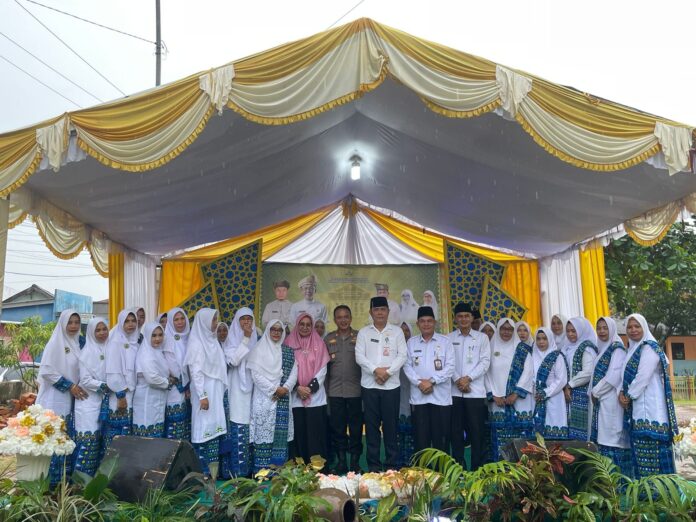 . (Foto : dwi susilo - batamtv.com) Pelantikan LPTQ dan BKMT Kecamatan Tanjungpinang Timur masa bhakti 2023-2028 dilakukan Asisten 1 Setda Kota Tanjungpinang Muhammad Yatim (tengah). Selain pelantikan Kecamatan TPI Timur melaksanakan lomba Qasidah . (Foto : dwi susilo - batamtv.com)