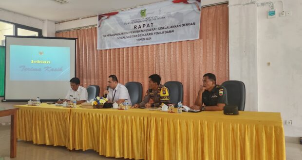 (Foto : abdi perdana - batamtv.com - ) Badan Kesbangpol Kabupaten Natuna menggelar Rapat Tim Kewaspadaan Dini Pemerintah Daerah yang disejalankan dengan Sosialisasi dan Deklarasi Pemilu Damai Tahun 2024. (Foto : abdi perdana - batamtv.com - )