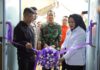 Operasi Pasar Murah Digelar di Gedung Tanjak Tanjung Unggat Pj Walikota Tanjungpinang Hasan (kiri) saat melaksanakan operasi pasar murah di Gedung Tanjak, Jalan Sultan Machmud, Kelurahan Tanjung Unggat, Sabtu (25/11/2023). (Foto : dwi susilo - batamtv.com