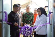 Operasi Pasar Murah Digelar di Gedung Tanjak Tanjung Unggat Pj Walikota Tanjungpinang Hasan (kiri) saat melaksanakan operasi pasar murah di Gedung Tanjak, Jalan Sultan Machmud, Kelurahan Tanjung Unggat, Sabtu (25/11/2023). (Foto : dwi susilo - batamtv.com