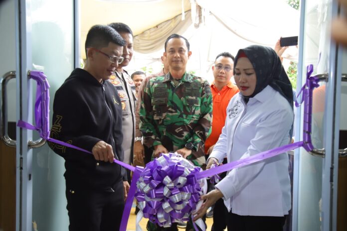 Pj Walikota Tanjungpinang Hasan (kiri) saat melaksanakan operasi pasar murah di Gedung Tanjak, Jalan Sultan Machmud, Kelurahan Tanjung Unggat, Sabtu (25/11/2023). (Foto : dwi susilo - batamtv.com