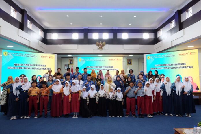 Para siswa yang mendapatkan Penghargaan Gerakan Budaya Gemar Membaca Tahun 2023 diserahkan oleh Asisten III Pemerintah Kota Tanjungpinang, Augus Raja Unggul di Aula Sultan Sulaiman Badrul Alamsyah kantor Wali kota Tanjungpinang, Rabu (29/11/2023). (Foto : abdi perdana - batamtv.com)