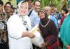 read news – Pemko Batam Salurkan Bantuan Beras untuk Lima Kelurahan Wagub KEpri Marlin Agustina (baju putih) saat menyerahkan sembako ke warga Tanjunguma Lubukbaja. (Foto : muhammad amin - batamtv.com)