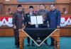 read news – DPRD Kota Tanjungpinang Tetapkan Ranperda Pajak dan Retribusi Daerah jadi Perda Pj Walikota Tanjungpinang Hasan (kedua dari kiri) usai pengesahan Rancangan Peraturan Daerah (Ranperda) tentang Pajak dan Retribusi Daerah disahkan menjadi Peraturan Daerah (Perda) dalam rapat paripurna yang digelar Dewan Perwakilan Rakyat Daerah (DPRD) Kota Tanjungpinang, Senin (27/11/2023). (Foto : abdi perdana - batamtv.com)
