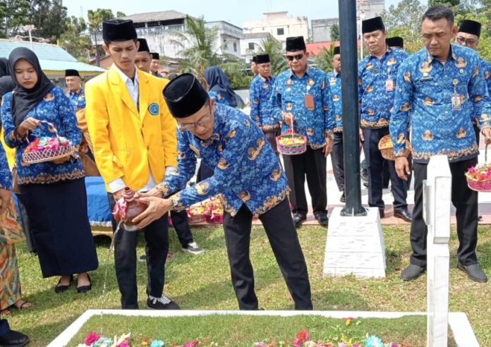 Pj Walikota Tanjungpinang Hasan saat melakukan tabur bungan usai upacara Hari Pahlawan 10 November 2023. (Foto : abdi perdana - batamtv.com)