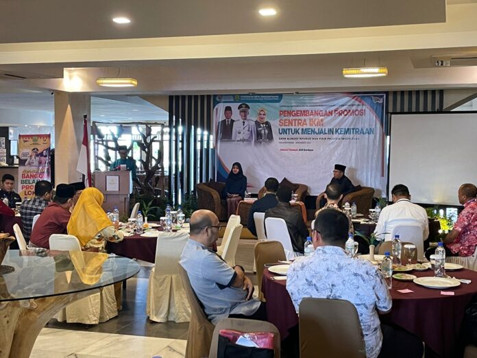 Staf Ahli Bidang Ekonomi, Keuangan, dan Pembangunan,  Ahmad Yani menyebut Pemerintah Kota Tanjungpinang senantiasa berusaha memajukan usaha yang disebut dengan Industri Kecil Menengah (IKM). (Foto : Abdi Perdana - batamtv.com)