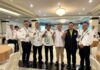 read news – Pelantikan Pengurus PELTI Propinsi Kepri oleh Sekjen Ketua KONI Kepri Usep RS (ketiga dari kanan) menyambut baik dengan telah terpilih dan dilantiknya jajaran kepengurusan Pelti Kepri dan berharap, pengurus PELTI yang baru dengan semangat yang kuat bisa melahirkan petenis yang mampu mengharumkan nama Kepri. (Foto : dwi susilo - batamtv.com)