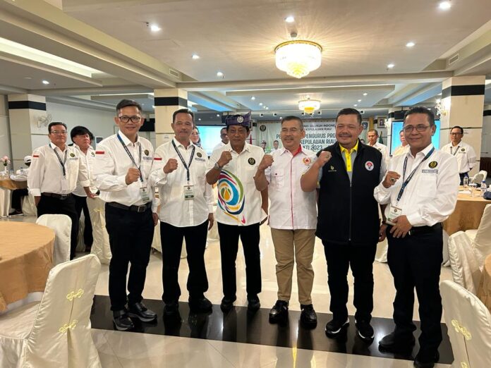 Ketua KONI Kepri Usep RS (ketiga dari kanan) menyambut baik dengan telah terpilih dan dilantiknya jajaran kepengurusan Pelti Kepri dan  berharap, pengurus PELTI yang baru dengan semangat yang kuat bisa melahirkan petenis yang mampu mengharumkan nama Kepri. (Foto : dwi susilo - batamtv.com)