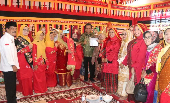 Gubernur Ansar Ahmad mengatakan kontribusi orang Minang di Kepri banyak sekali, terutama di bidang ekonomi.  Ansar Ahmad menyampaikannya saat bersilaturahmi dengan Ikatan Keluarga Luak Agam (IKLA) Kota Batam, Minggu (5/11) bertempat di Rumah Gadang di jalan Marina Kota Batam. (Foto : abyaqsa ramadan - batamtv.com)