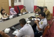 read news – Rapat Koordinasi bersama KPU dan Bawaslu soal Bahas Lokasi Pemasangan Titik Lokasi APK Kepala Bagian Pemerintahan Kota Tanjungpinang Raja Kholidin menjelaskan titik lokasi pemasangan APK terdiri dari Kecamatan TPI Barat kurang lebih terdapat 3 titik baleho, 9 titik spanduk dan 20 titik umbul- umbul. (Foto : abdi perdana - batamtv.com)